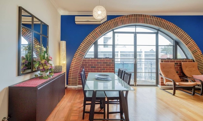 West Perth Apartamento | Spacious New York Style Loft with Balcony