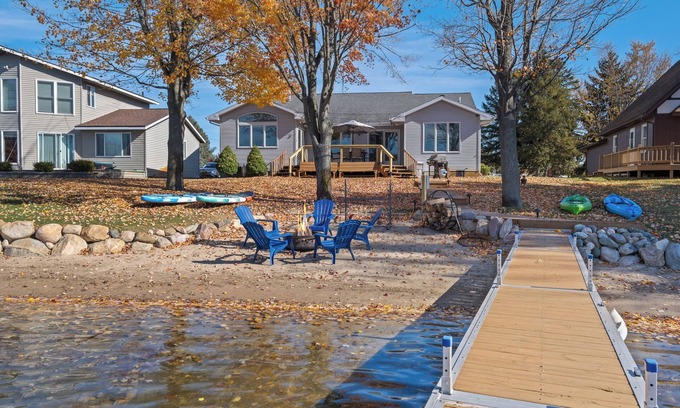 Canadian Lakes Casa | Spacious, newly furnished 4-bedroom beachfront house in Canadian Lakes