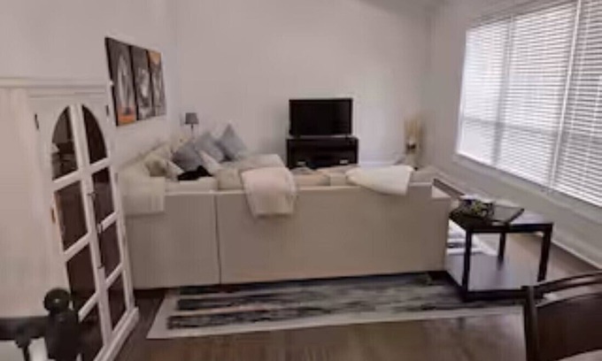 Skokie Casa | Spacious newly rehabbed, 5-bedroom house in nice Skokie with AC, WiFi