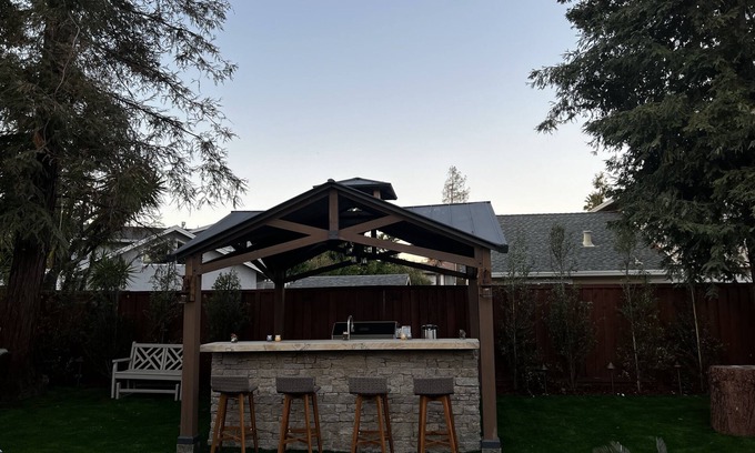 Crossgate Complejo | Spacious newly remodeled indoor / outdoor space. Walking distance hikiing trails