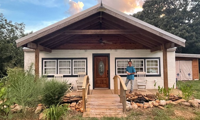 Athens Casa | Spacious, newly remodeled home with a large porch and 8 min from downtown Athens