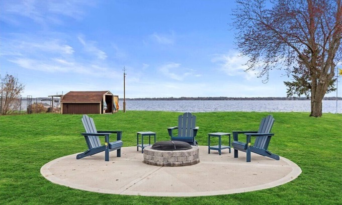 Beaver Dam Casa | Spacious Newly Renovated 5-bedroom Lake Front house in charming Beaver Dam WI