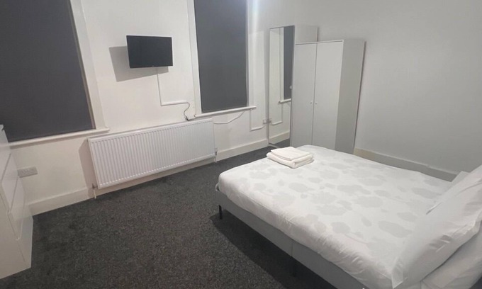 East Ham North Apartamento | Spacious & Newly Renovated 4BD House — East Ham!
