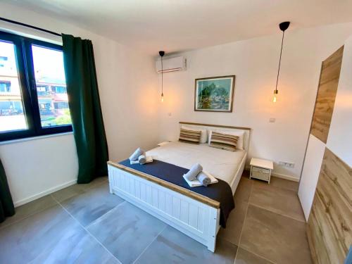 Vintijan Apartamento | Spacious, Newly Renovated, Pula Rooftop Apartment with Marina Views