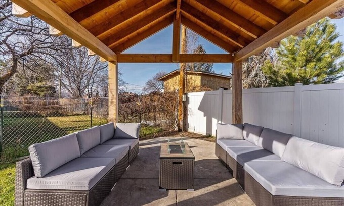 American Fork Casa | Spacious Oasis | Massage | BBQ | Fire Pit