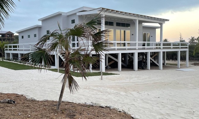 Great Guana Cay Casa | Spacious Ocean Front Home! Amazing Views!