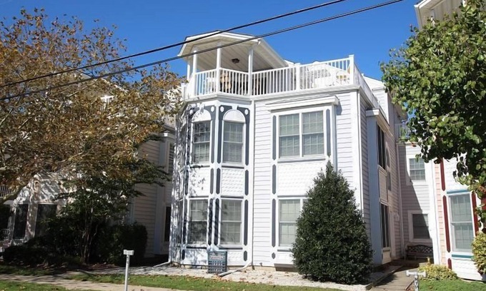 Sussex County Casa | Spacious Ocean Block Townhouse: Steps to Beach, Boardwalk, Shops, & Ocean Views!