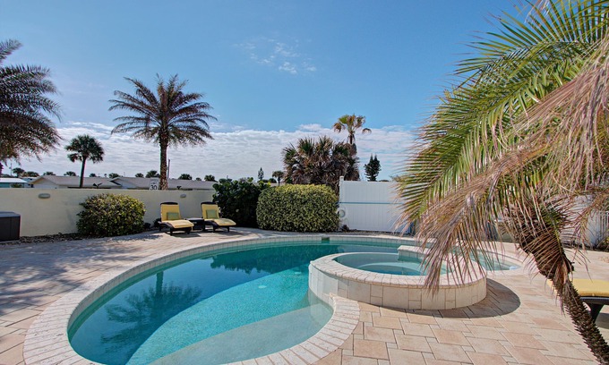 Glenwood Casa | Amplia casa frente al mar con piscina - ¡Ideal para familias!