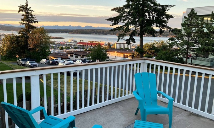 Campbell River Casa | Spacious Oceanview House - steps to downtown!