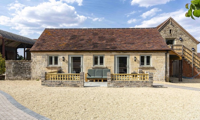 Haresfield Casa | Spacious one bed Cottage on Peaceful Cotswold Farm