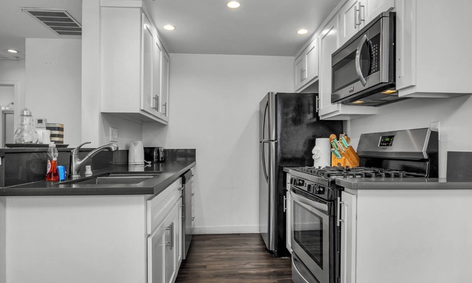 Rampart Village Apartamento | Spacious One Bedroom With Dining Area Close to Downtown LA With Free Parking