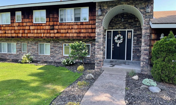 Bayberry Casa | Spacious Oneida lakefront home. 6-bedroom, sleeps 12.