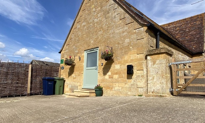 Mangotsfield Casa | Spacious Organic Cotswold Farm Cottage