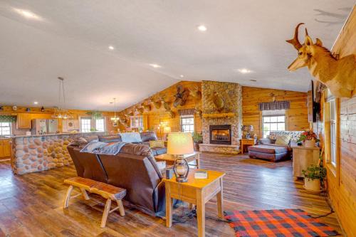 Tea Casa | Spacious Ozarks Family Home - Private Pool and Grill