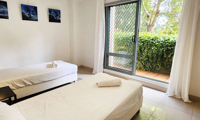 Redfern Apartamento | Spacious Park-Side Retreat Moments From The City