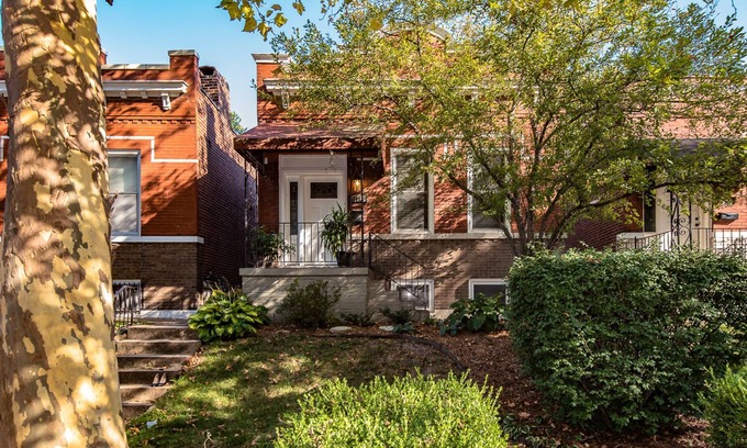 St. Louis Casa | Spacious Peaceful 2bd Bungalow Charmer - 10 mins to downtown.