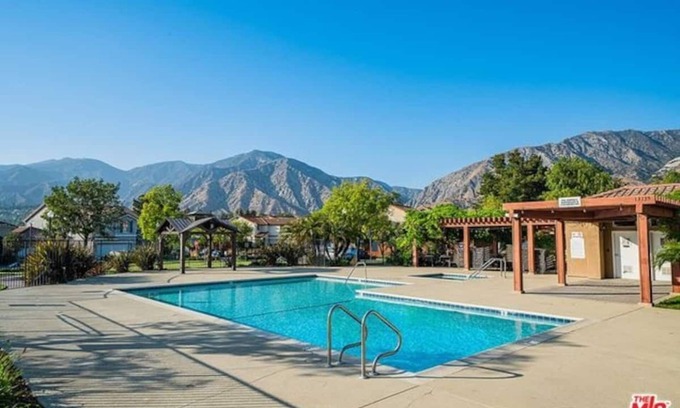Sylmar Casa | Spacious & Peaceful 4 bedroom Mountain House near Studios, Hiking and Hollywood