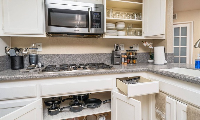 Moreno Valley Casa | Spacious Pet Friendly 4 BR Home W/ Mountain Views, Perfect for Monthly Stays