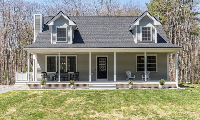 Kennebunk Casa | Spacious Pet Friendly-Close to Beach and Town!