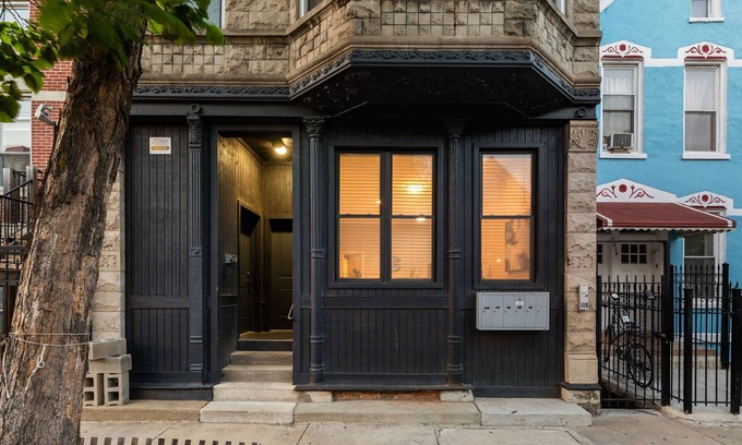 Heart of Chicago Apartamento | Spacious Pilsen 4 Bed 4 Bath Family Retreat