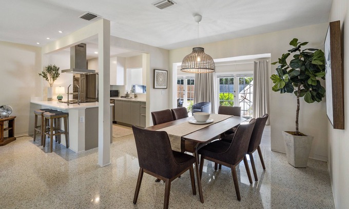 Pinellas Point Casa | Spacious Pink Streets Retreat - Minutes to Beach and Downtown