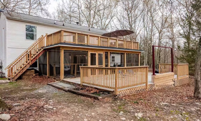 Cresco Casa | A Quiet,peaceful retreat in the woods, yet close to top attractions and shopping