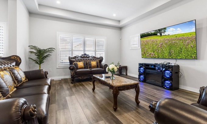 Niagara Falls Casa | Spacious Private Getaway Minutes to Niagara Falls!