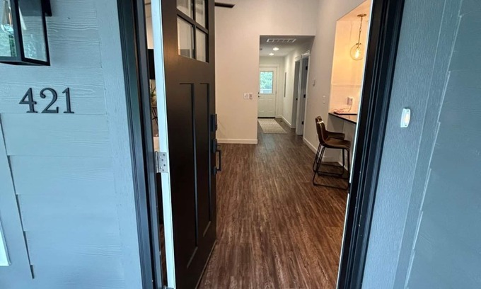 Rogers Casa | Location perfect, privacy vibe, parking free, walk to DT in 5, and dogs welcome