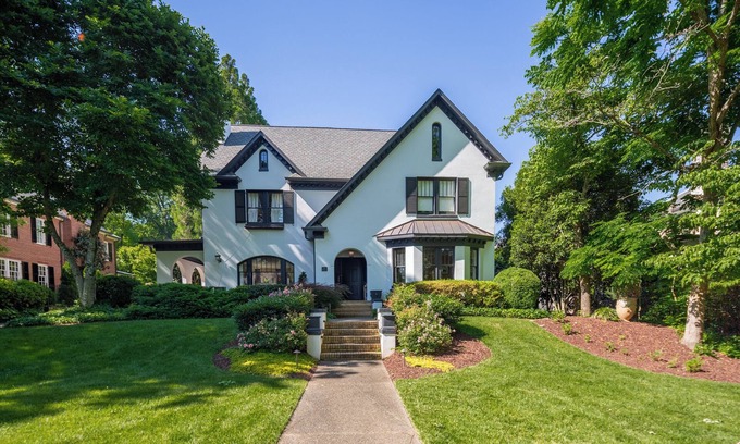 Myers Park Casa | Spacious, Private Haven w Separate Carriage House, Gym, Game Rm. 5min 2 DWNTN