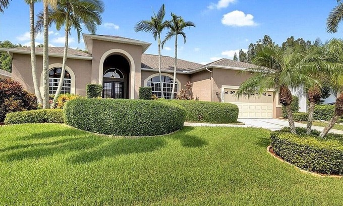 Biggar Casa | Spacious private pool home, close to beaches, with many upgrades!