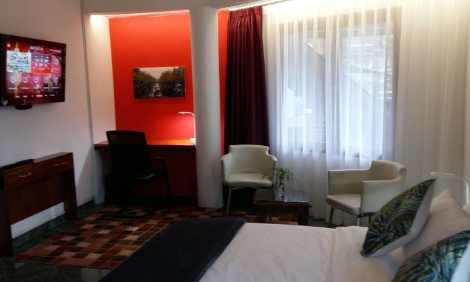 Salatiga Cama Y Desayuno | Amplia habitación privada en entorno verde y local.
