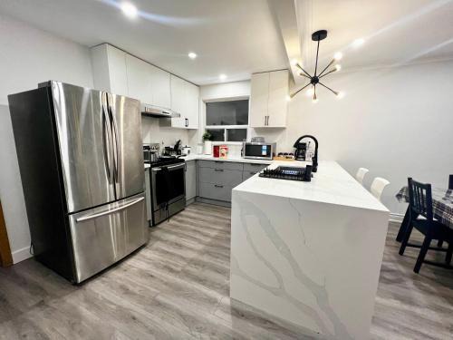 Bridlewood Apartamento | Spacious Private Upper Floor 4BR 5 Beds 2 Bath & Kitchen