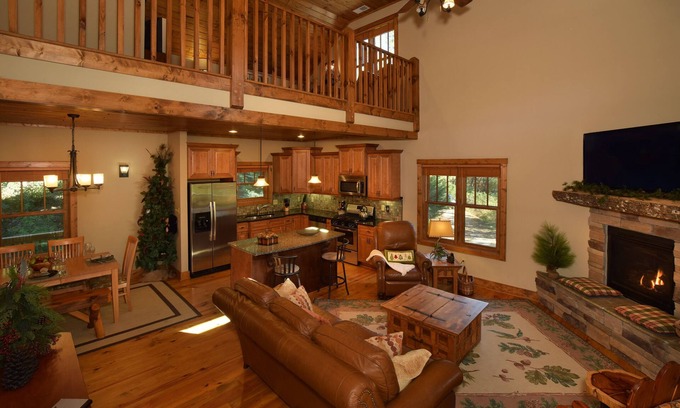 Lenoir Cabina | 🍁Spacious Pvt 3-Level 2-Deck Lodge🍁2Grt Rm/3K/2T/3Bunk🍁Fireplace🍁Foosball🍁