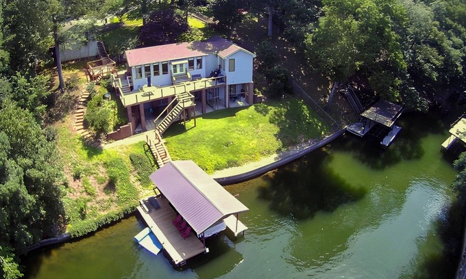 Muscle Shoals Casa | Spacious Quaint Two Kings Boathouse 8 miles to RTJ