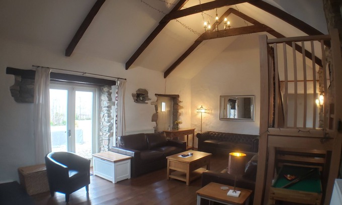 St Brides Casa | Amplio, Calidad, Pet Friendly Barn Conversion. En un entorno rural encantador.