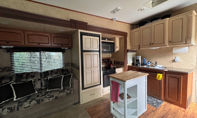 Blind Bay Complejo | Spacious Queen Bed RV in Centrally Located Resort on Shuswap Lake