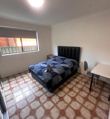 Lurnea Casa | Spacious Queen Room in Comfortable Two Story House - L2
