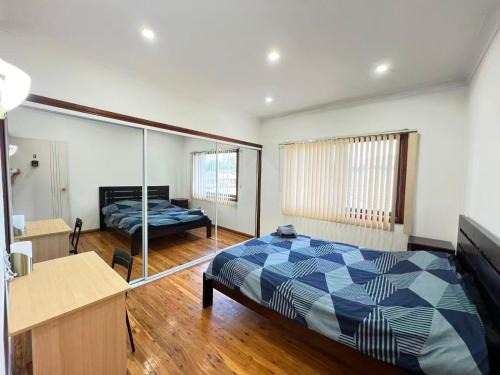 Lurnea Casa | Spacious Queen Room in Two Story House - L6