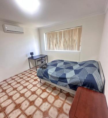 Lurnea Casa | Spacious Queen Room with Air Conditioning - L1