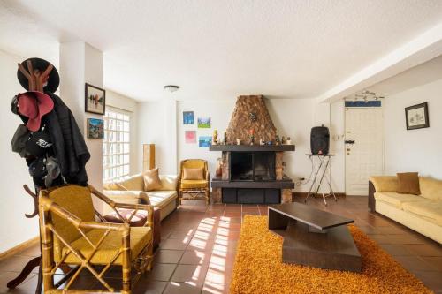 Guangopolo Chalet De Esquí | Spacious Quinta with green areas
