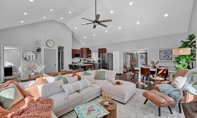 Tobyhanna Casa | Spacious Ranch Getaway HotTub 2 KingBeds DogFriendly Arcade 75" 4K TVs