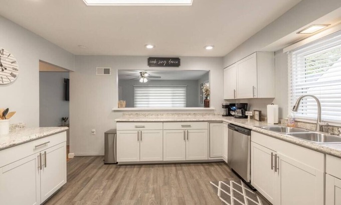 St. Charles Historic District Casa | Spacious Ranch, Walk to Main!