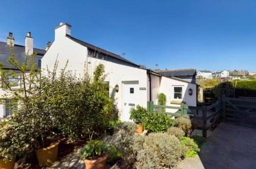 Cark Casa | Spacious & relaxing cottage stay with free parking