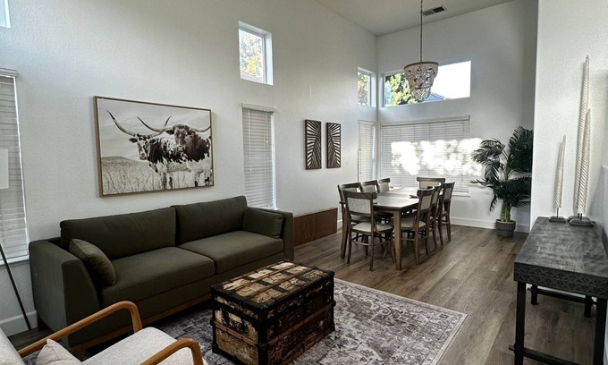 Folsom Casa | Spacious Remodeled 4-bedroom house with AC and WiFi near serene Old Folsom