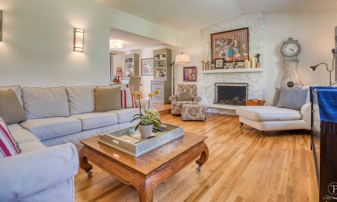 Shoreline Casa | Spacious remodeled home sleeps 8, Convenient Location Near I-5 and Seattle