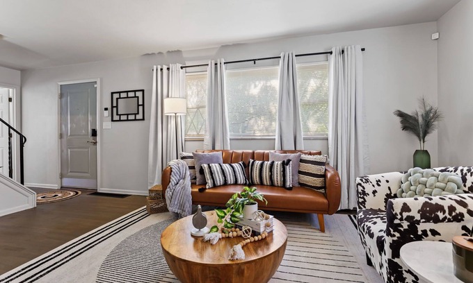 Columbus Casa | Spacious, Reno’d, 4Bed/2Bath Home in Central Columbus with WiFi, & Fenced yard!