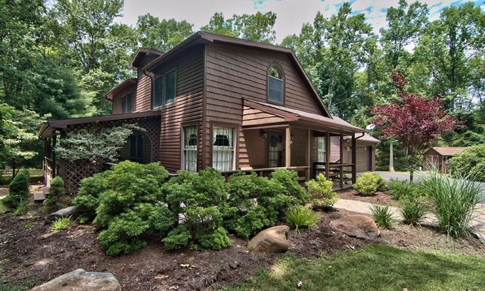 Jim Thorpe Casa | Amplia y renovada casa moderna en Bear Creek Lake, cerca del histórico Jim Thorpe