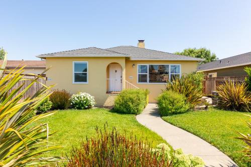 Petaluma Casa | Spacious Renovated Petaluma Home- Pool Table, Fire Pit, Parking