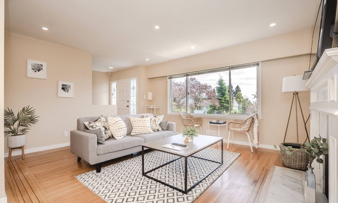 Upper Lonsdale Casa | Spacious Residence - Perfect Location