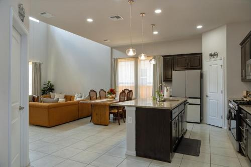 Manchaca Casa | Spacious Retreat - 3 King Beds - Free Parking